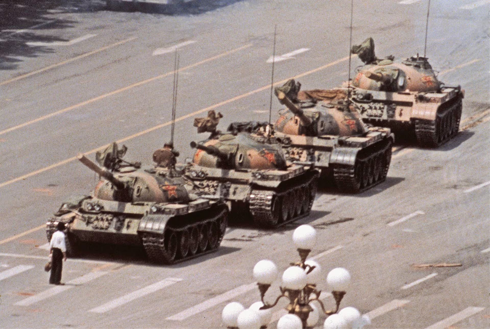 Un hombre solo se interpone valientemente frente a una columna de tanques durante las protestas de la Plaza de Tiananmen en Beijing, China, el 5 de junio de 1989, en esta foto tomada por Jeff Widener de Associated Press. (Jeff Widener / Associated Press)