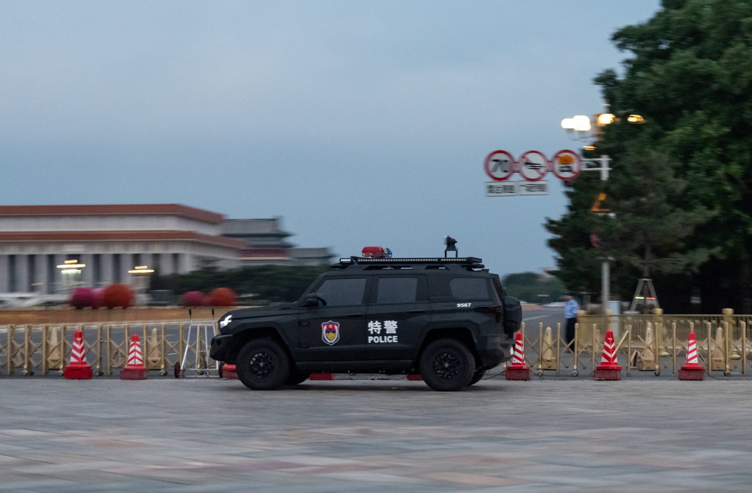 Un vehículo policial chino custodia la plaza Tiananmen en la actualidad (REUTERS/Maxim Shemetov)