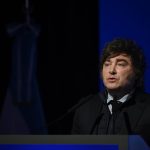 Milei se aísla y se aferra a sus convicciones ante la presión económica