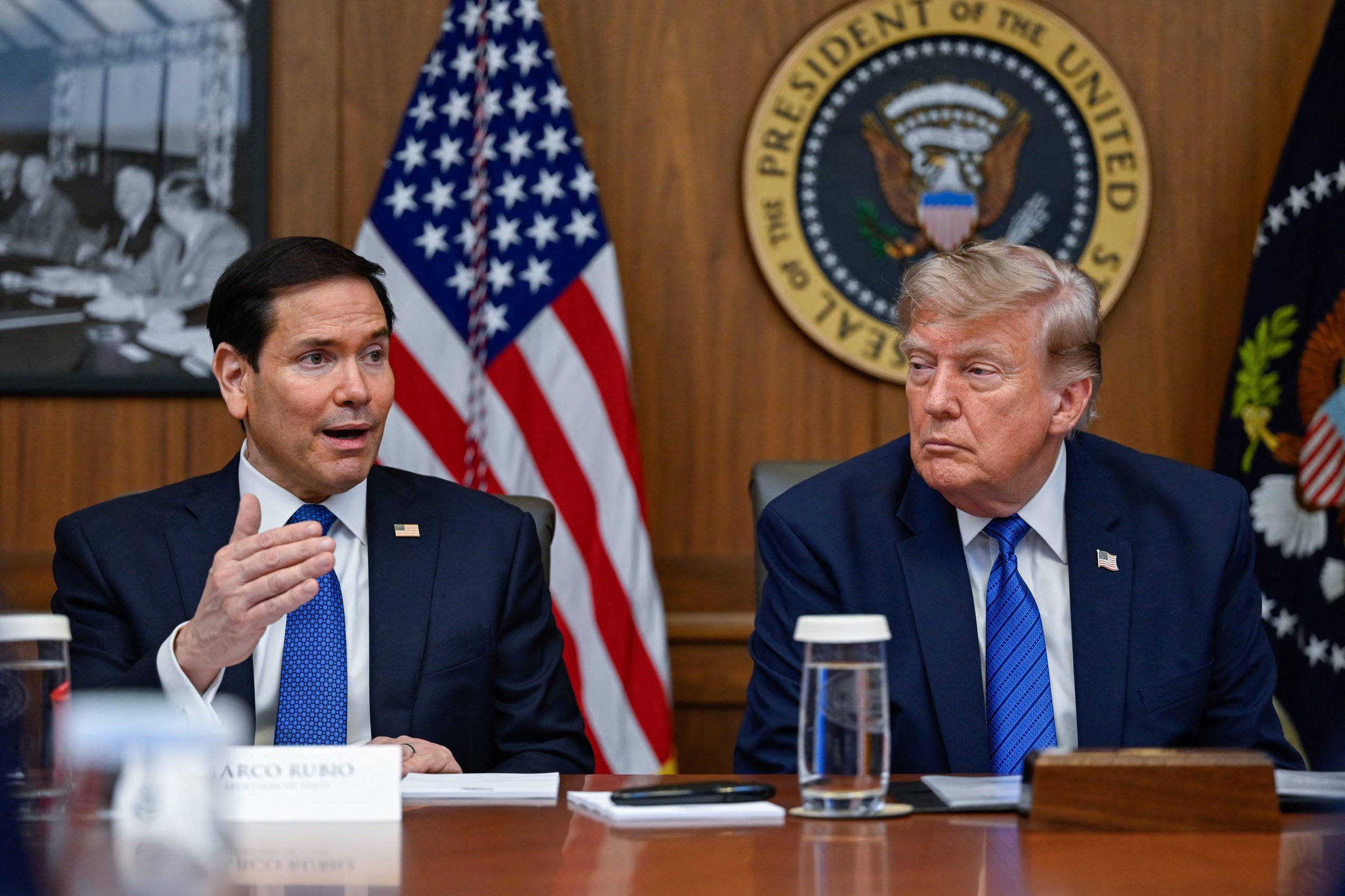 El presidente de Estados Unidos, Donald Trump, escucha al secretario de Estado, Marco Rubio, hablar durante una reunión del gabinete en Camp David, en Thurmont, Maryland (EEUU), el 31 de julio de 2026 (REUTERS/Daniel Heuer)