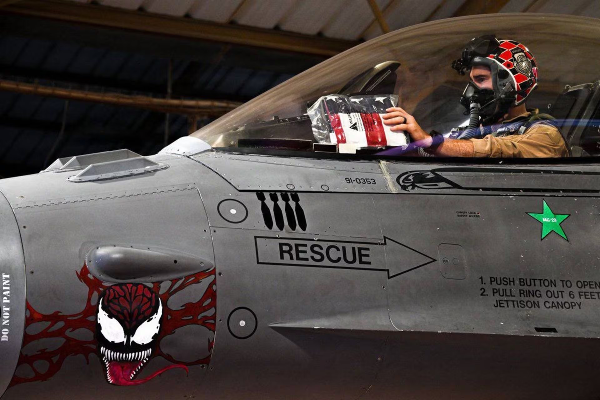 Un caza F-16 estadounidense preparado para lanzar ataques sobre Irán, el 20 de julio de 2026 (@CENTCOM)
