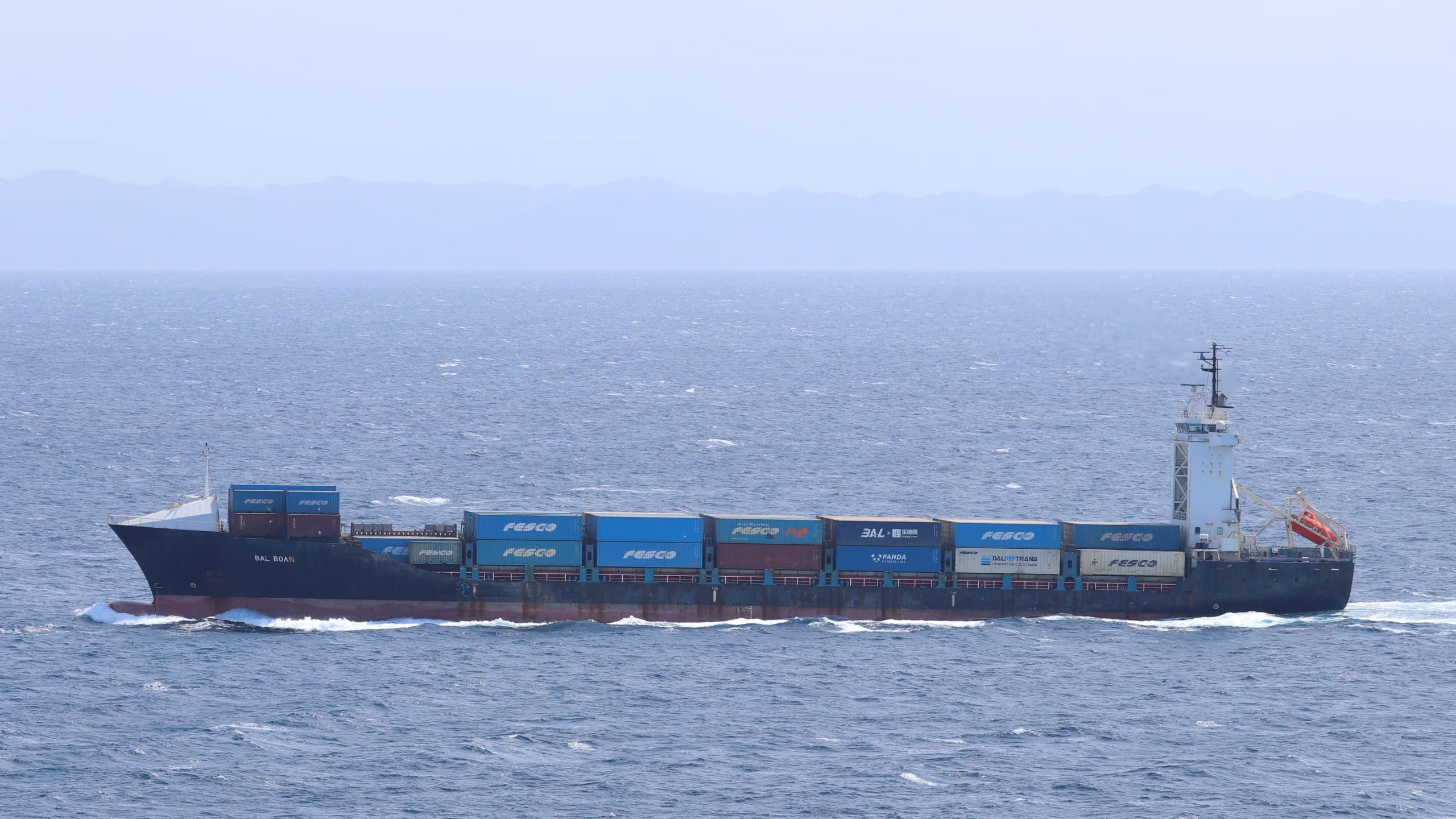 El buque portacontenedores Vela Nova, anteriormente llamado Bal Boan, navega en el mar frente a la isla de Tsushima, prefectura de Nagasaki, Japón, el 19 de marzo de 2024, en esta imagen de archivo
Vladimir Tonic/Handout vía REUTERS