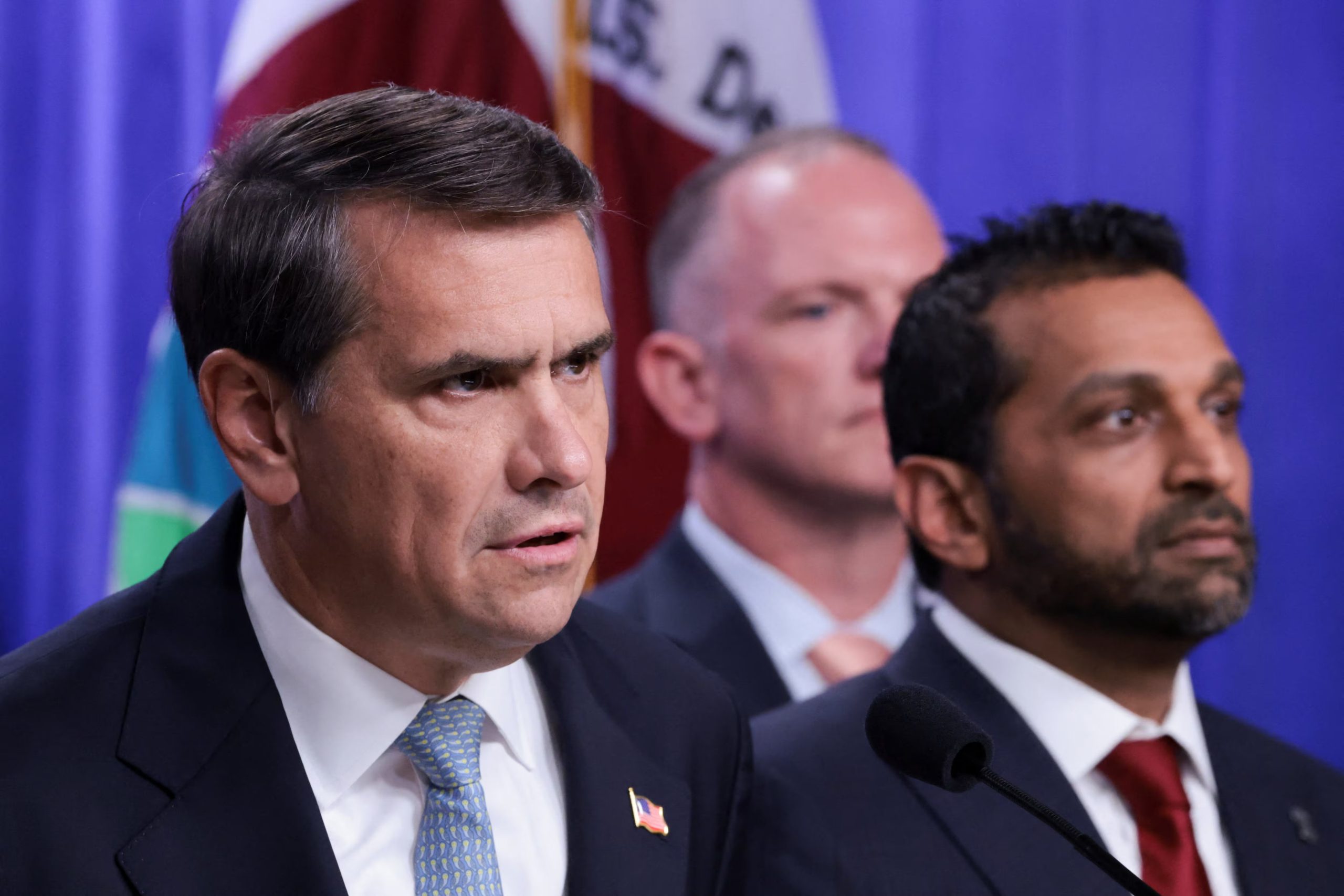 El fiscal general interino de Estados Unidos, Todd Blanche, junto con el director del FBI, Kash Patel, y otros funcionarios, anuncian nuevas medidas de la administración Trump contra el Cártel Jalisco Nueva Generación (CJNG) durante una conferencia de prensa en el Departamento de Justicia en Washington, D.C., Estados Unidos, el 5 de agosto de 2026. REUTERS/Jonathan Ernst