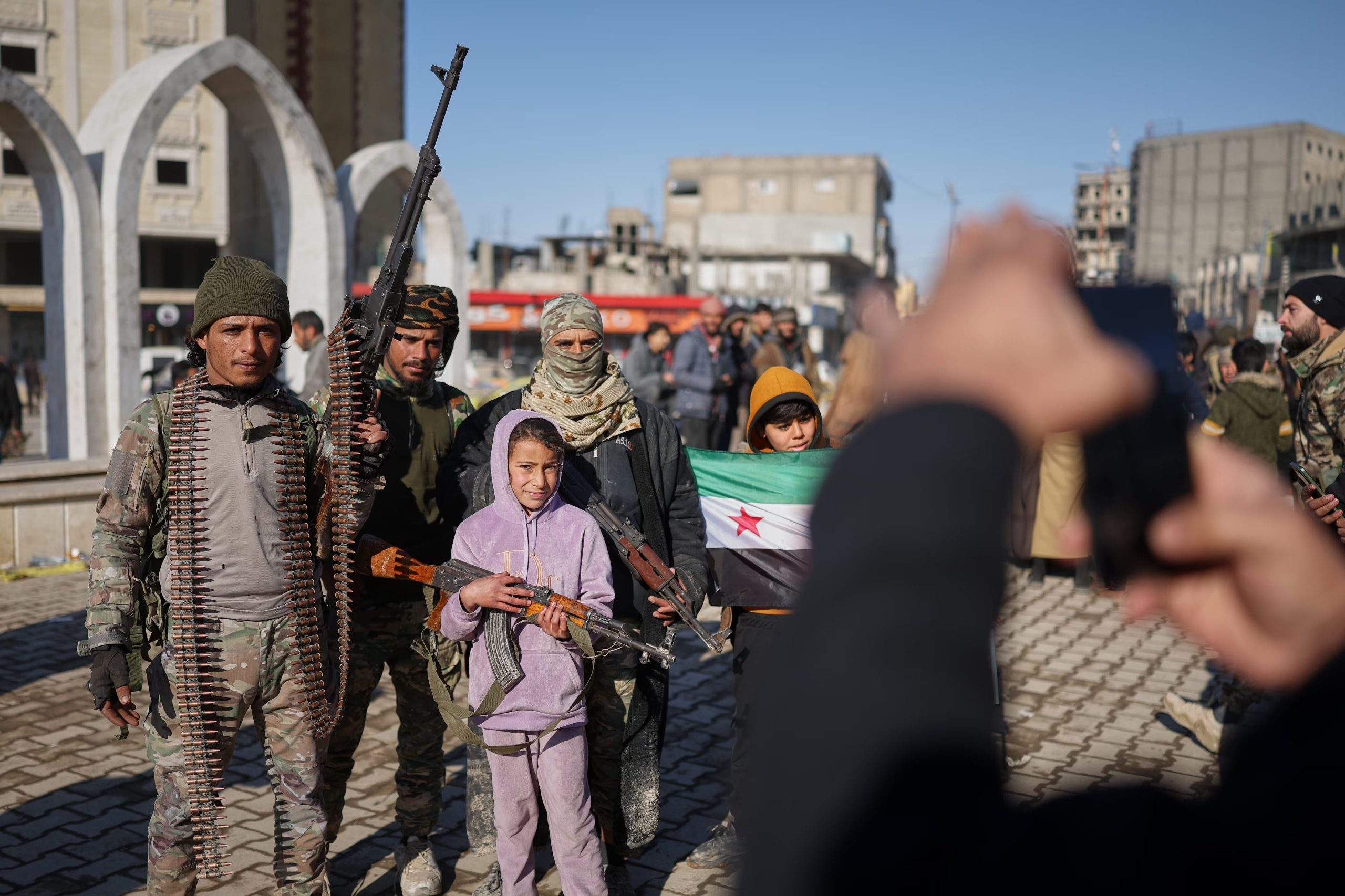 Combatientes tribales posan con niños locales tras tomar el control de Raqqa de manos de las FDS, enero de 2026. La deserción en masa de las tribus árabes —que nunca asumieron el proyecto kurdo como propio— facilitó el colapso del 90% del territorio del Rojava en dos semanas (AP Photo/Ghaith Alsayed)