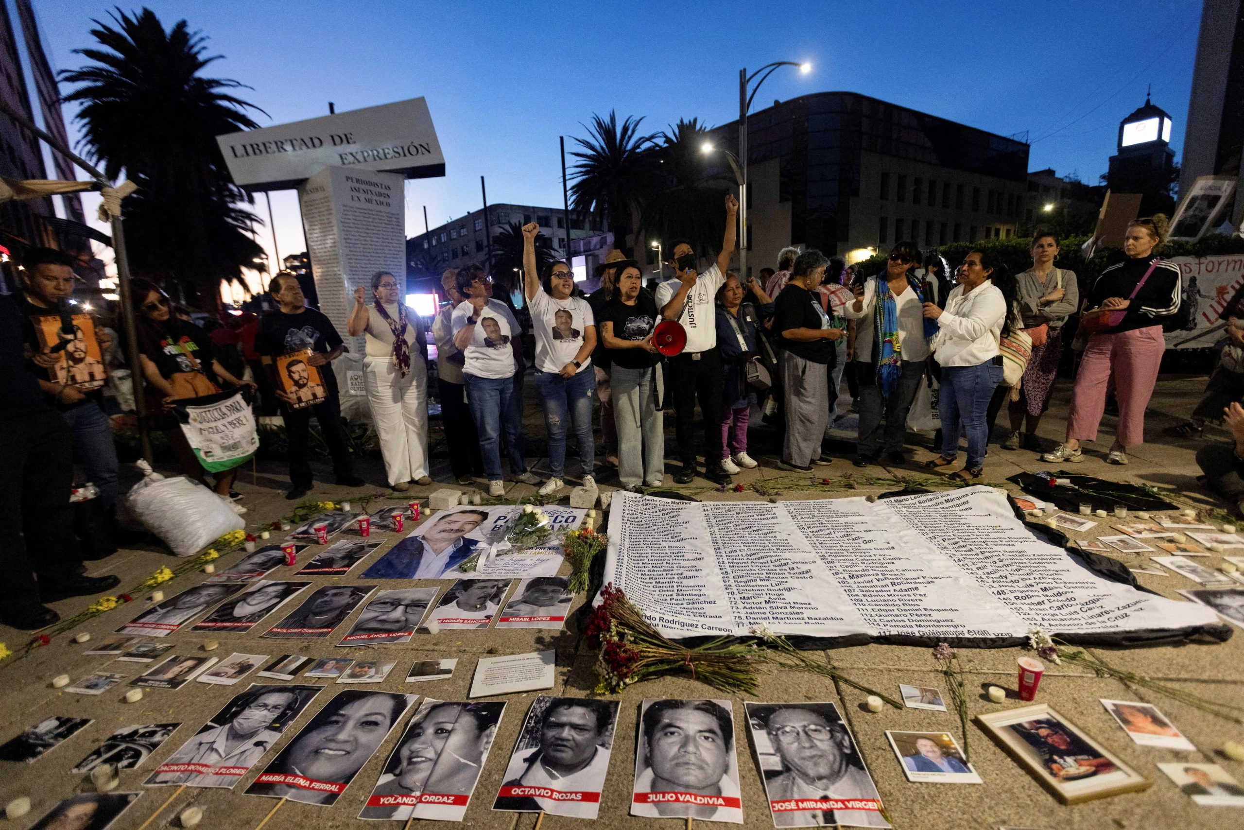 Periodistas y familiares durante el acto 