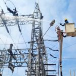 Personal de CNEL revisa red tras corte de servicio eléctrico en sectores del norte de Guayaquil