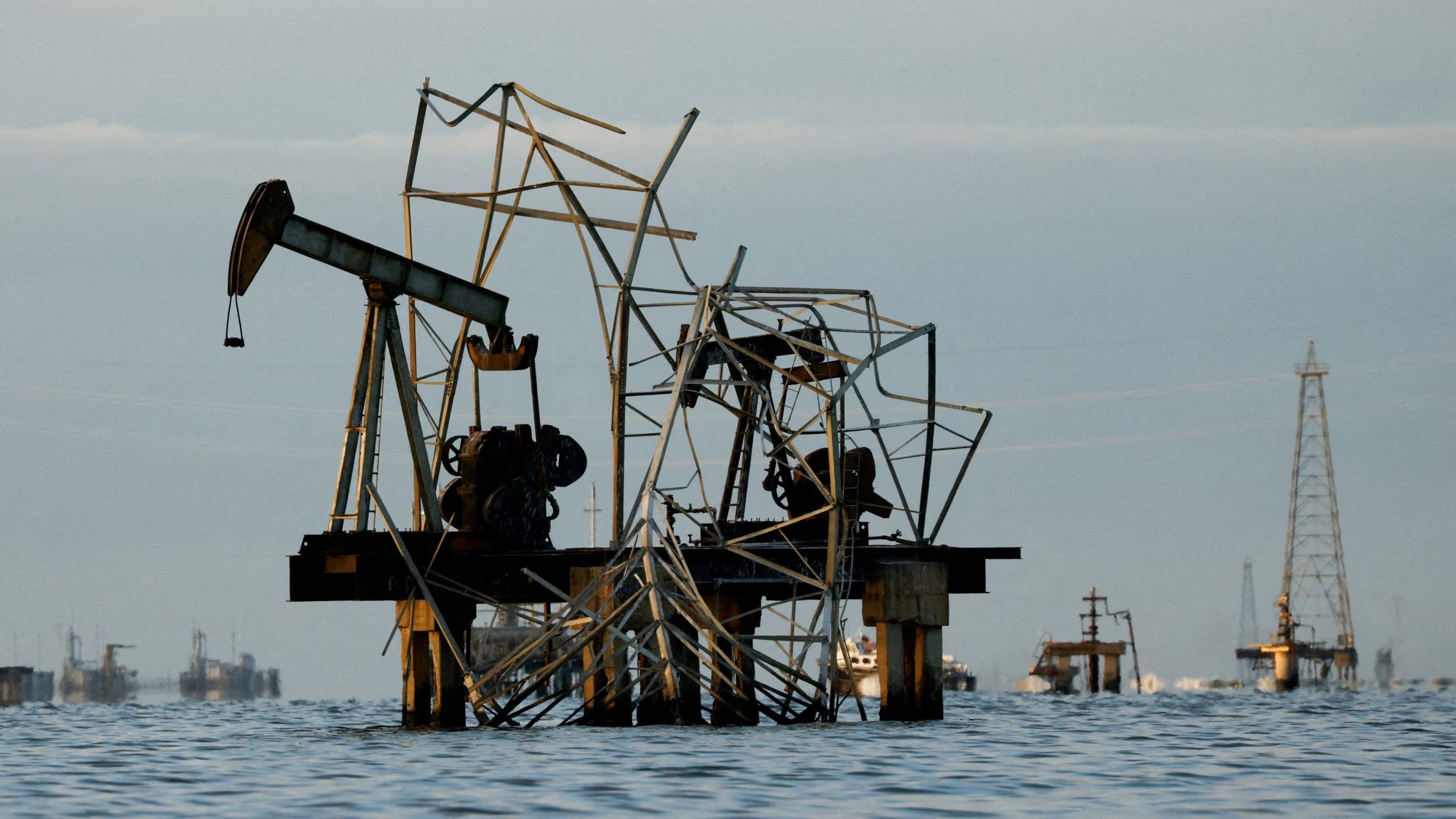 Pumpjacks abandonados y dañados por el tiempo en un campo de la petrolera estatal PDVSA en el Lago Maracaibo, mientras los residentes de los alrededores del centro rico en petróleo de Maracaibo, en el estado de Zulia, mantienen la incertidumbre sobre nuevas inversiones tras las recientes reformas legislativas que permiten una mayor participación privada en PDVSA y que tienen como objetivo revitalizar el sector petrolero del país en dificultades, en Cabimas, Venezuela, 27 de enero de 2026. REUTERS/Leonardo Fernandez Viloria/File Photo