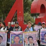 Hallazgo de 20 bolsas con restos humanos podría reabrir caso Ayotzinapa
