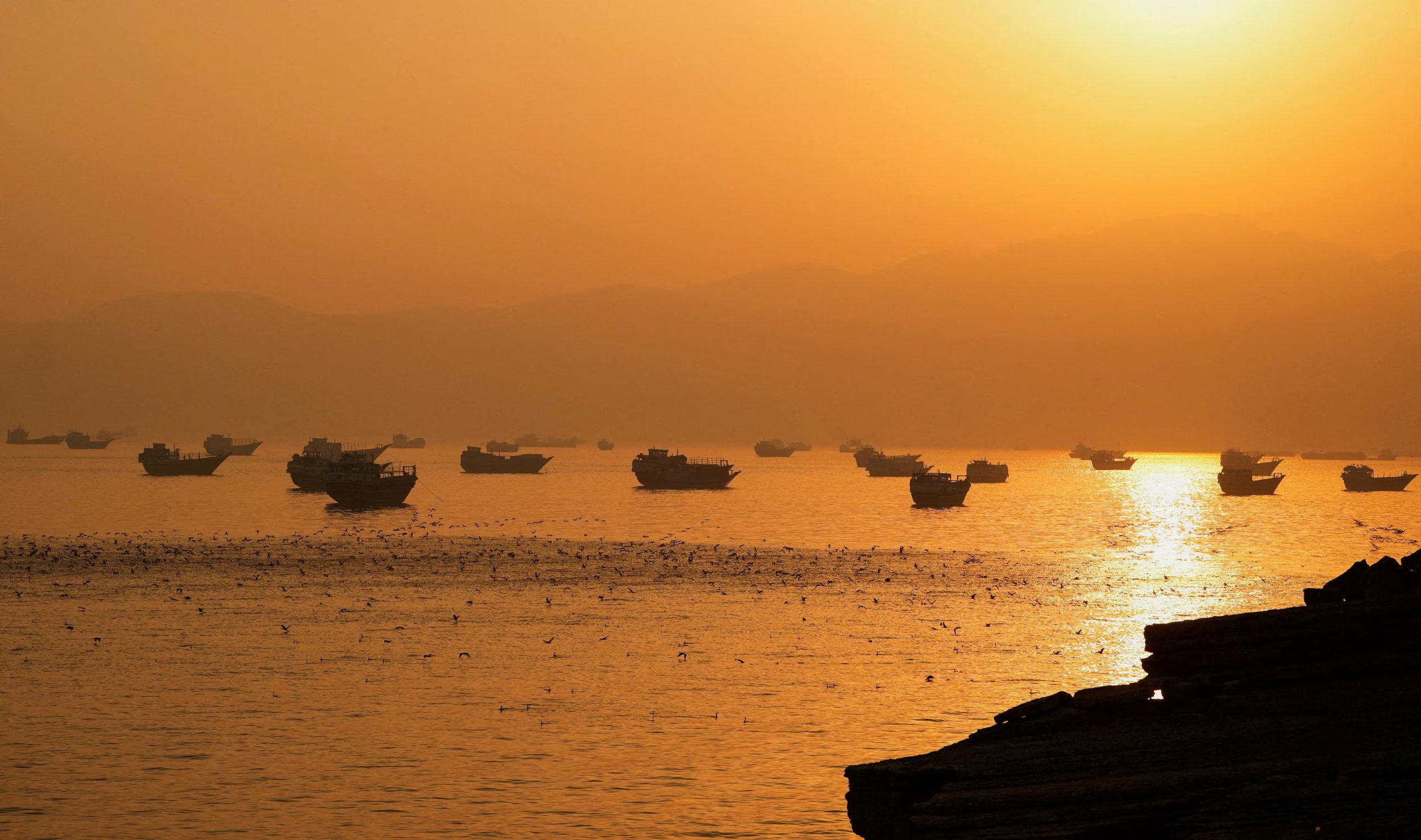 Barcos en el estrecho de Ormuz, vistos desde Musandam, Omán (REUTERS/Stringer)