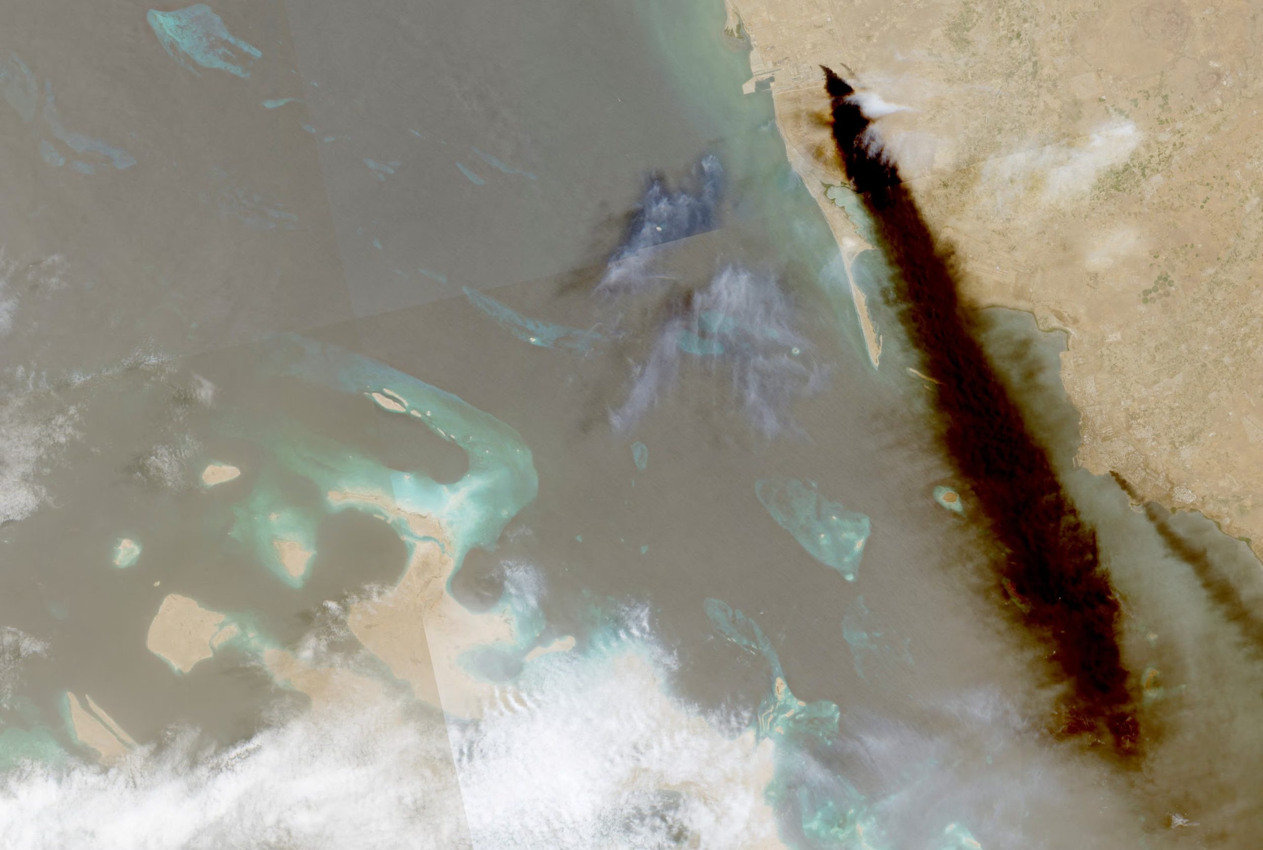 Imagen satelital muestra humo sobre una instalación de Aramco en Jazán, Arabia Saudita, el 26 de julio, blanco de un nuevo ataque hutí este domingo (Copernicus Sentinel-2/REUTERS/Archivo)