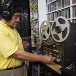 Tienda musical mantiene viva la pasión por los vinilos y casetes en el centro de Guayaquil desde hace 50 años: 30.000 ejemplares son parte de su colección