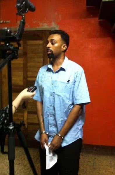 Jason Puracal, esposado durante una entrevista en Nicaragua, tras ser arrestado bajo el régimen de Daniel Ortega en 2010 (Cortesía: Brandi Kruse﻿).