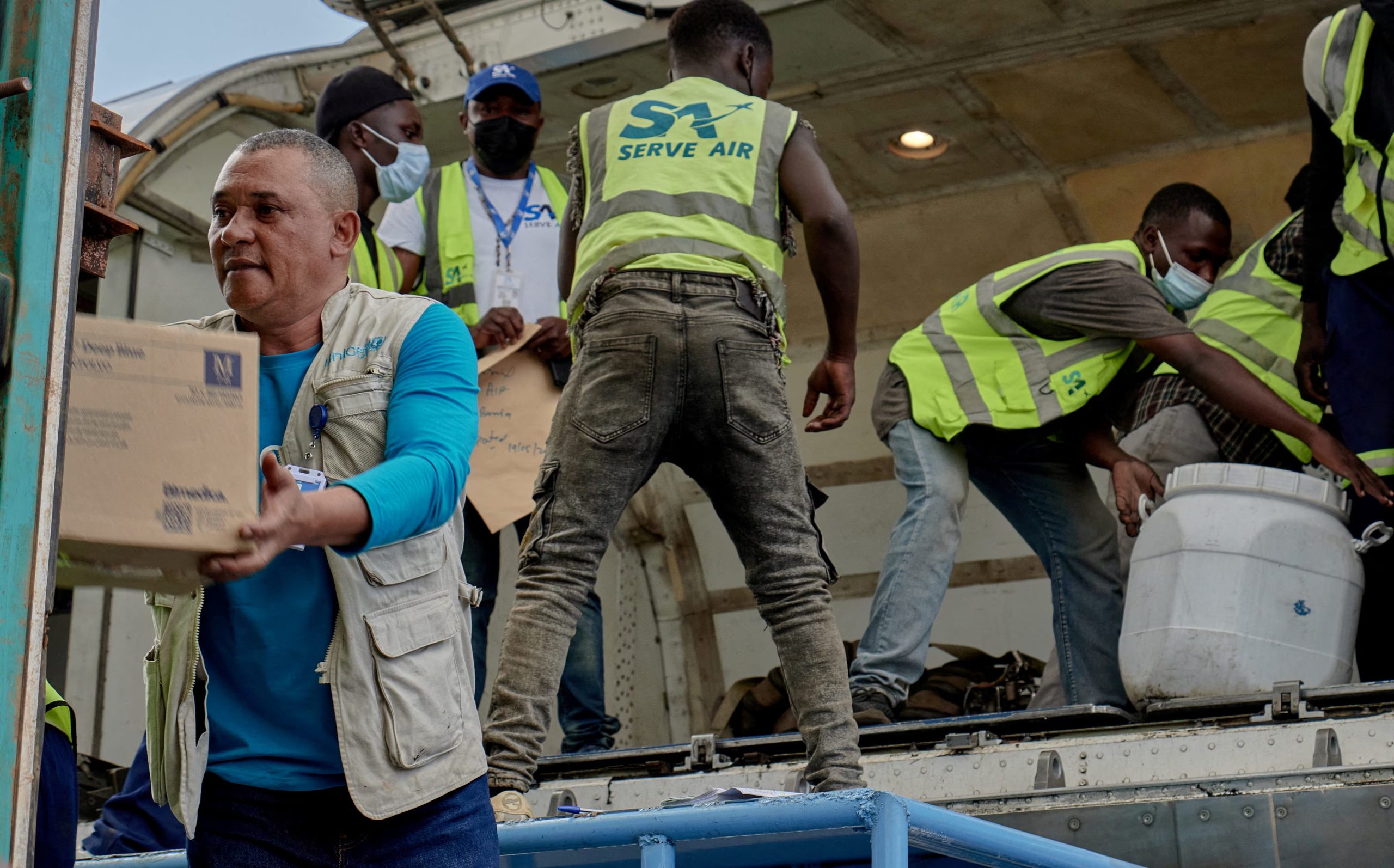 Voluntarios descargan ayuda humanitaria (REUTERS/Gradel Muyisa Mumbere)