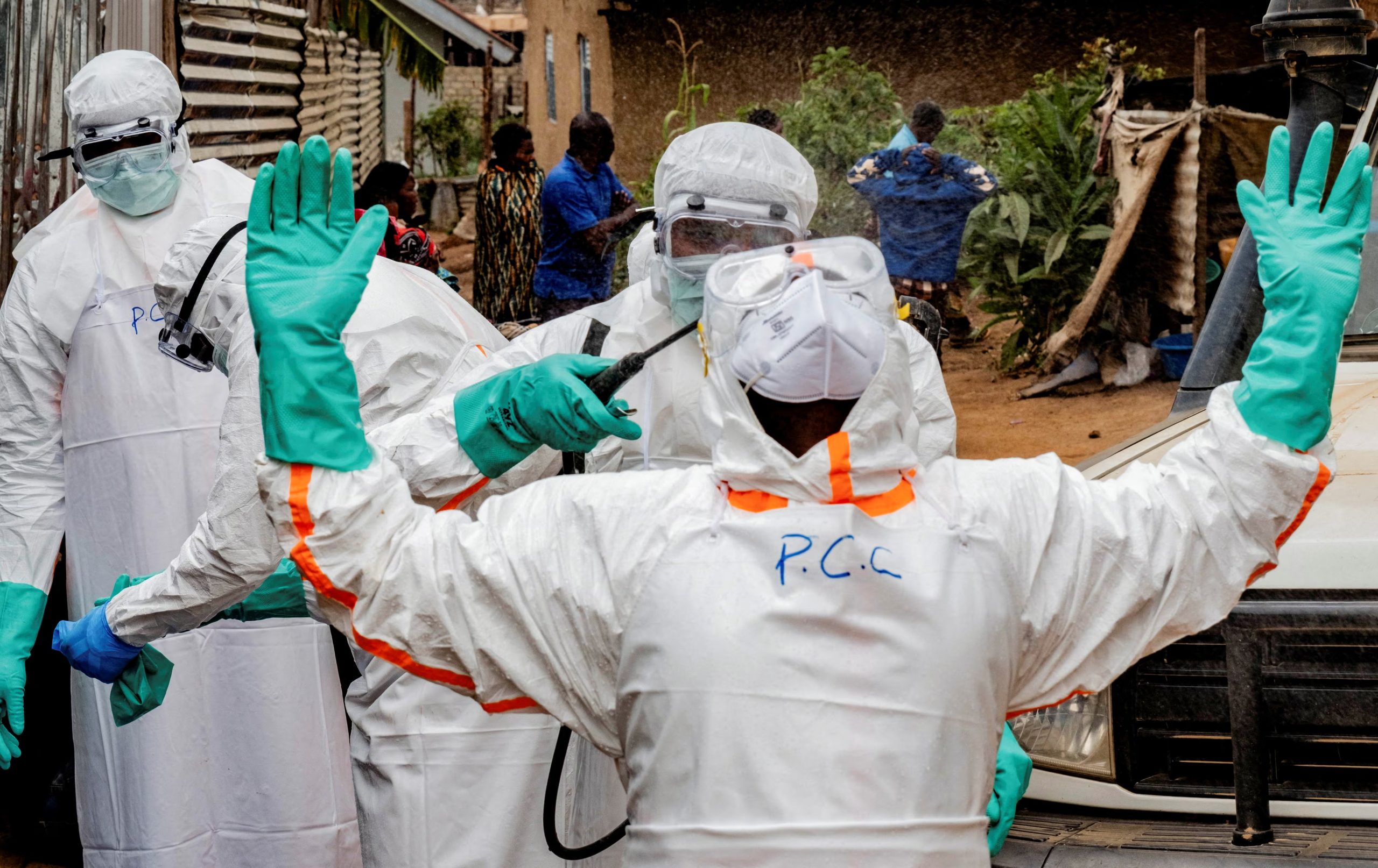 Miembros del equipo de Protección Civil, que trabaja para ayudar a mitigar la propagación del virus del ébola, con equipo de protección personal (REUTERS/Gradel Muyisa Mumbere)