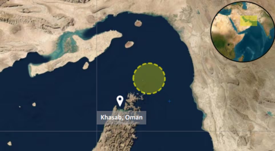 Un mapa satelital indica el área donde se reportó el ataque contra un petrolero (UKMTO)