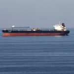 Atacan buque cisterna en Ormuz; Irán y Omán negocian corredor