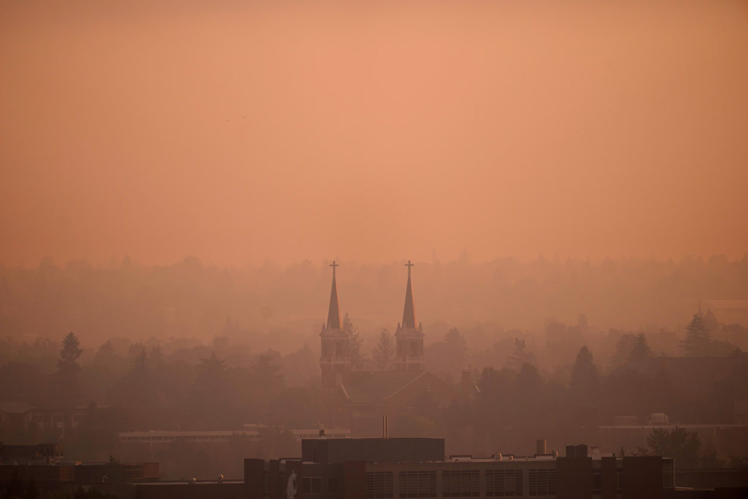 Las evacuaciones por los incendios en Spokane afectan a unas 65.000 personas, con alerta máxima en barrios del noroeste, Riverside State Park y West Plains. (REUTERS/David Ryder)