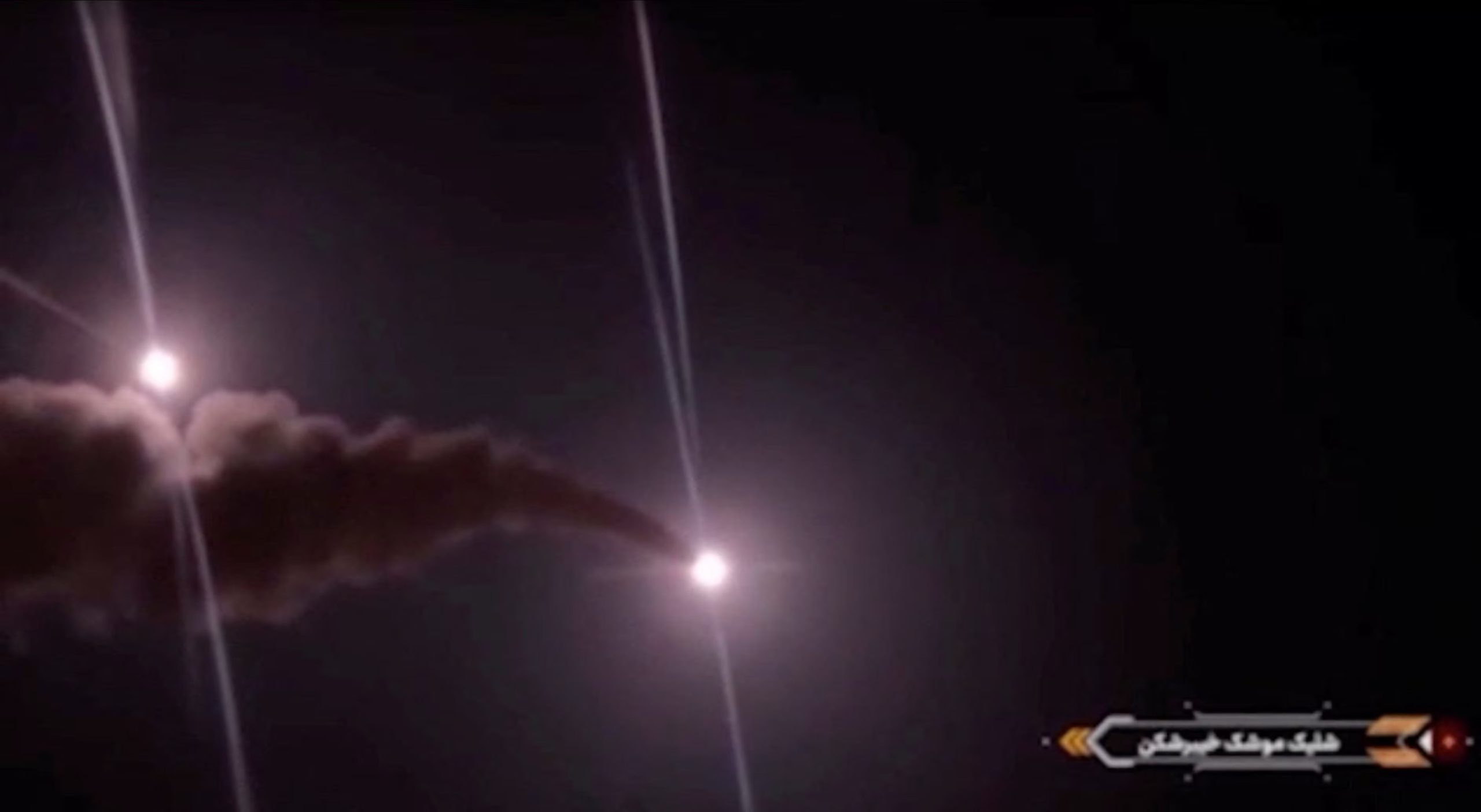 En esta captura de pantalla, tomada de un video publicado por las autoridades iraníes el 31 de agosto de 2026, se observan proyectiles surcando el cielo. El video supuestamente muestra el lanzamiento de misiles contra objetivos militares estadounidenses en Jordania desde una ubicación desconocida. La imagen fue difundida el 31 de agosto de 2026 por la Agencia de Noticias Wana a través de REUTERS.