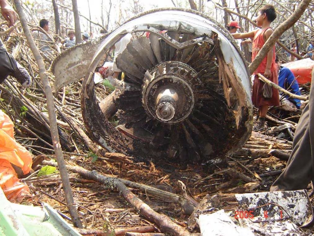 Los restos del motor del vuelo 204 de TANS Perú yacen entre la vegetación tras el accidente aéreo ocurrido en 2005. (Infobae Perú)