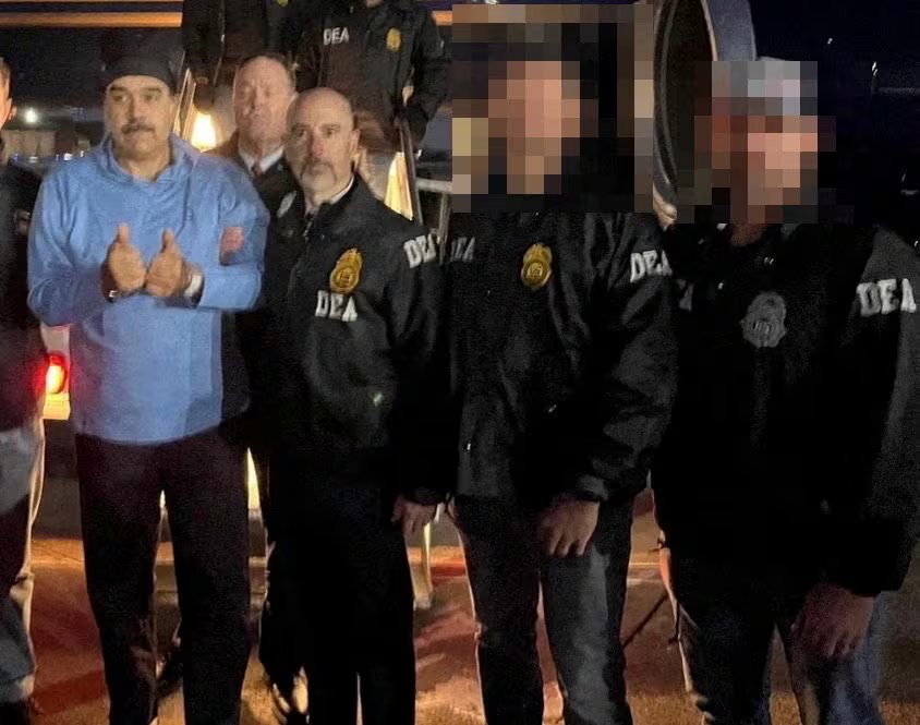 Maduro junto a agentes de la DEA al llegar a EEUU tras ser capturado por el Ejército norteamericano en Caracas (Reuters)