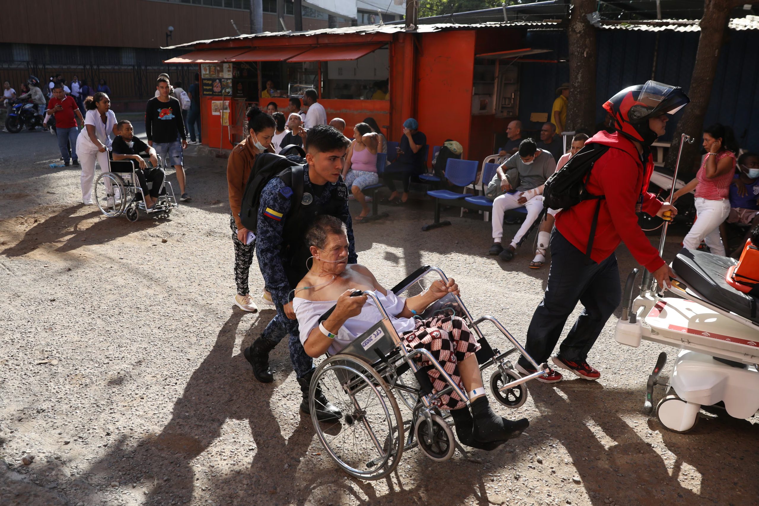 Los pacientes son evacuados de un hospital tras el terremoto, en Cali