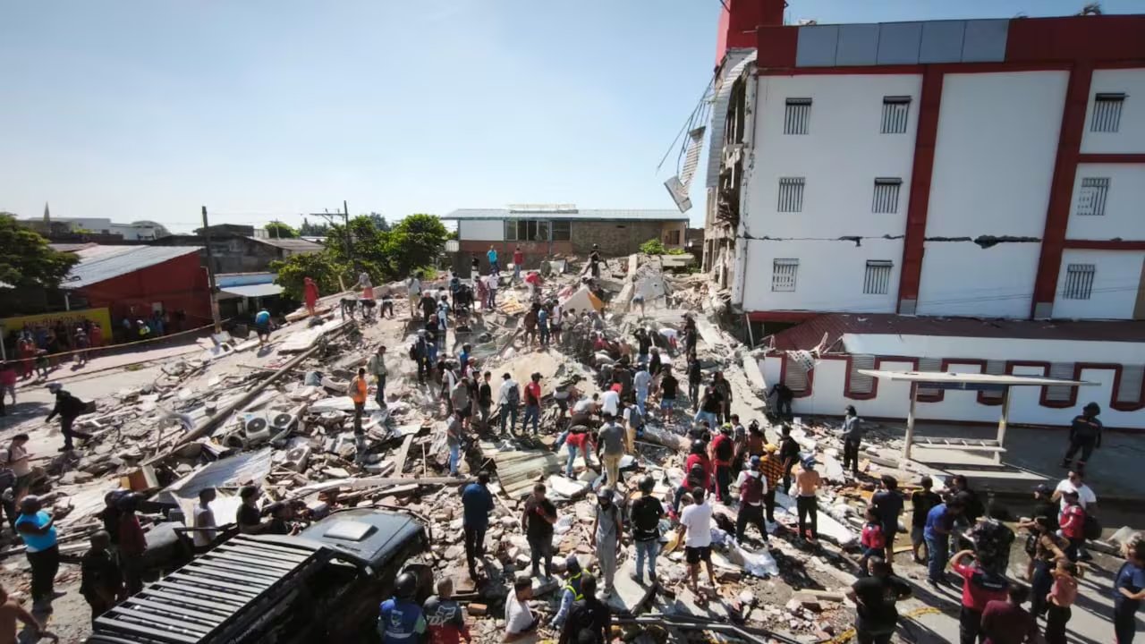Seis aeropuertos del oeste de Colombia suspendieron operaciones debido a las afectaciones sufridas por un fuerte terremoto este lunes, informó la Aeronáutica Civil.