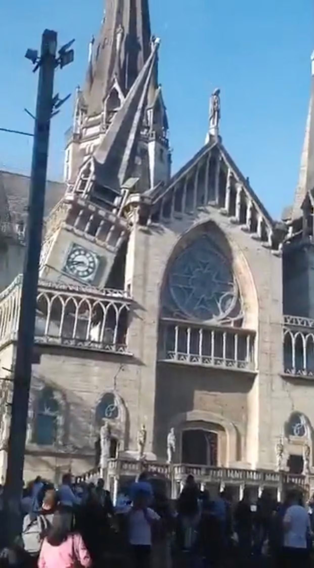 Varias personas se reúnen frente a la catedral de Manizales, dañada tras el terremoto