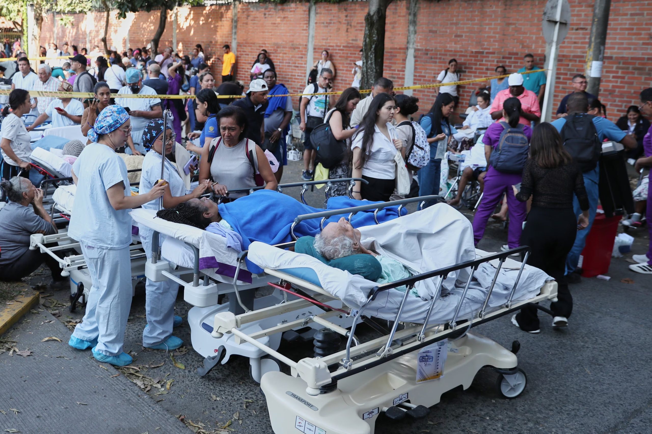 Los pacientes son evacuados de un hospital