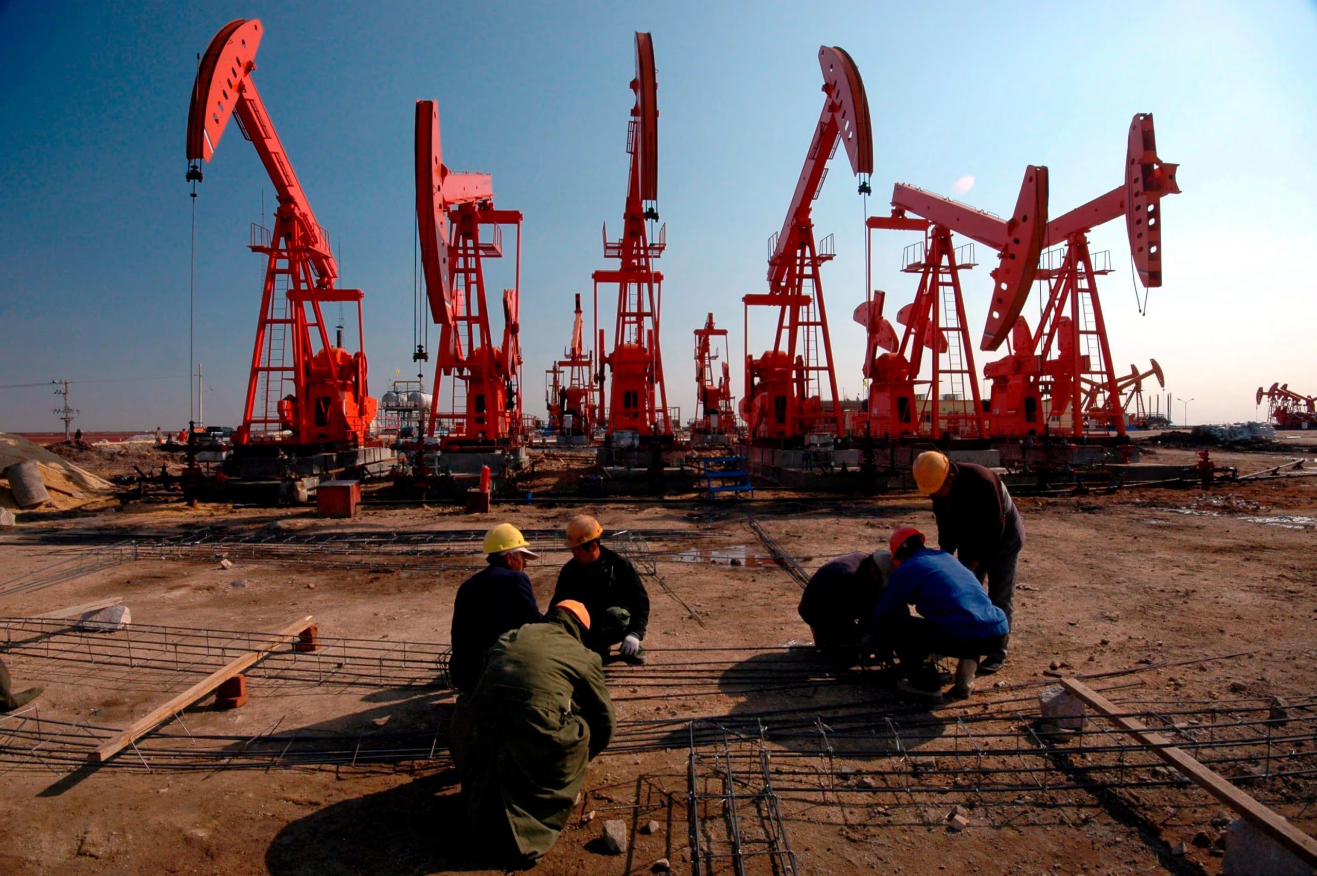 Un grupo de obreros en el campo de extracción de petróleo en Liaohe, una filial de PetroChina, en Panjin, en la provincia del noroeste chino de Liaoning. EFE/Wei Leung

