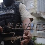 Golpe a Los Fatales: Policía allana dos inmuebles y decomisa armas, droga y uniformes policiales