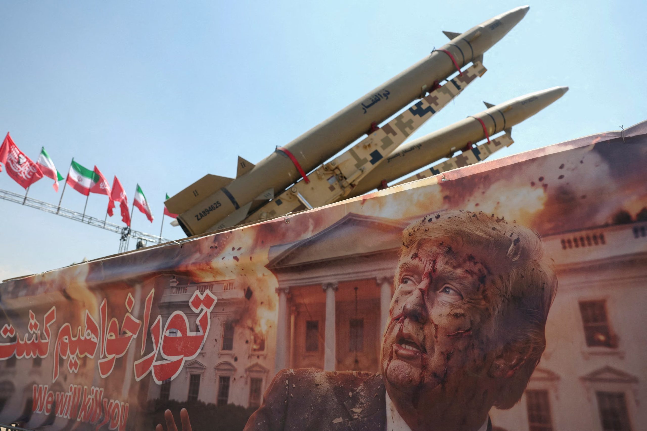 ARCHIVO: Un cartel con una imagen del presidente de EEUU, Donald Trump, junto a un sistema de misiles iraní en la plaza Azadi de Teherán, Irán, el 30 de julio de 2026 (Reuters)