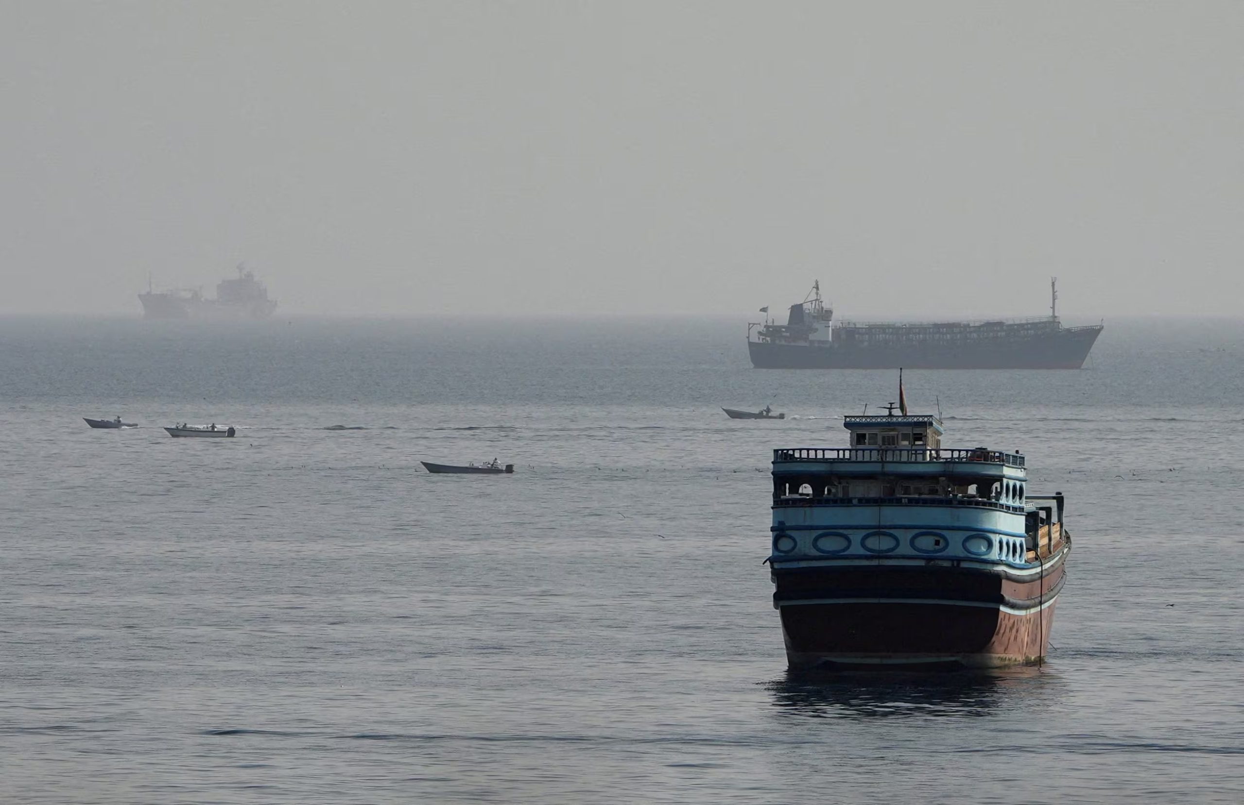 Embarcaciones navegan en el estrecho de Ormuz, visto desde Musandam, Omán, el 3 de agosto, mientras Irán condiciona su reapertura a que EE.UU. 