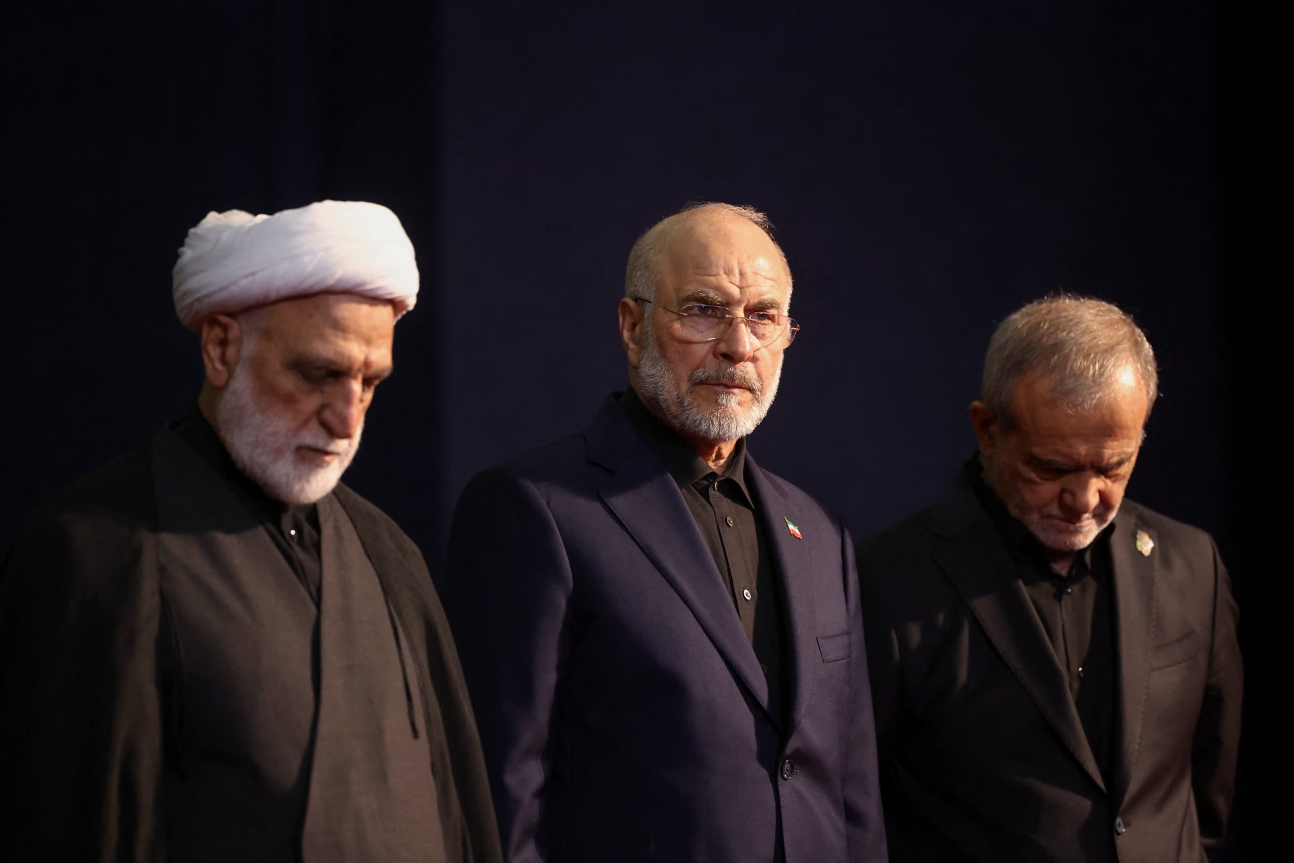 El presidente iraní, Masoud Pezeshkian; el presidente del Parlamento, Mohammad Baqer Qalibaf; y el jefe del Poder Judicial, Gholamhossein Mohseni Ejei, asisten a una ceremonia de despedida en honor del difunto líder supremo de Irán, el ayatollah Ali Khamenei (WANA vía REUTERS/Archivo)
