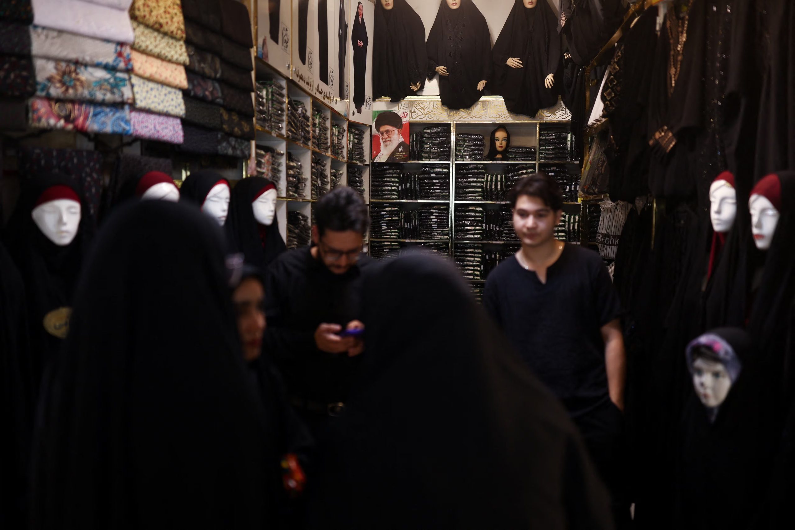 Una imagen del fallecido Ali Khamenei —quien murió el 28 de febrero en ataques aéreos israelíes y estadounidenses—, se exhibe en una tienda un día antes de su entierro en Mashhad, Irán (WANA vía REUTERS/Archivo)
