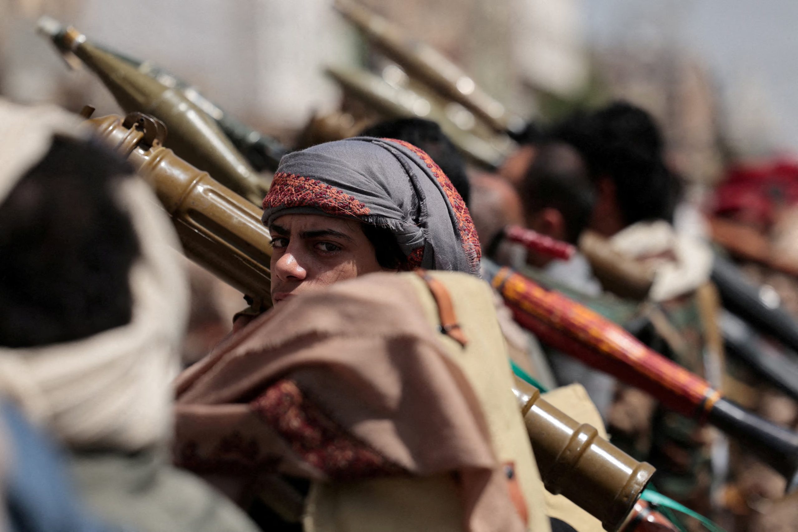 FOTO DE ARCHIVO: Un seguidor hutí observa durante una manifestación a favor de Irán, mientras continúa el conflicto entre Estados Unidos, Israel e Irán, en Saná, Yemen, el 6 de abril de 2026. REUTERS/Khaled Abdullah/File Photo