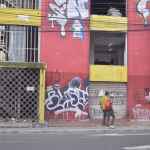Edificios sin ventanas y personas sin hogar: así permanece un cuadrante del centro de Guayaquil que preocupa a ciudadanos