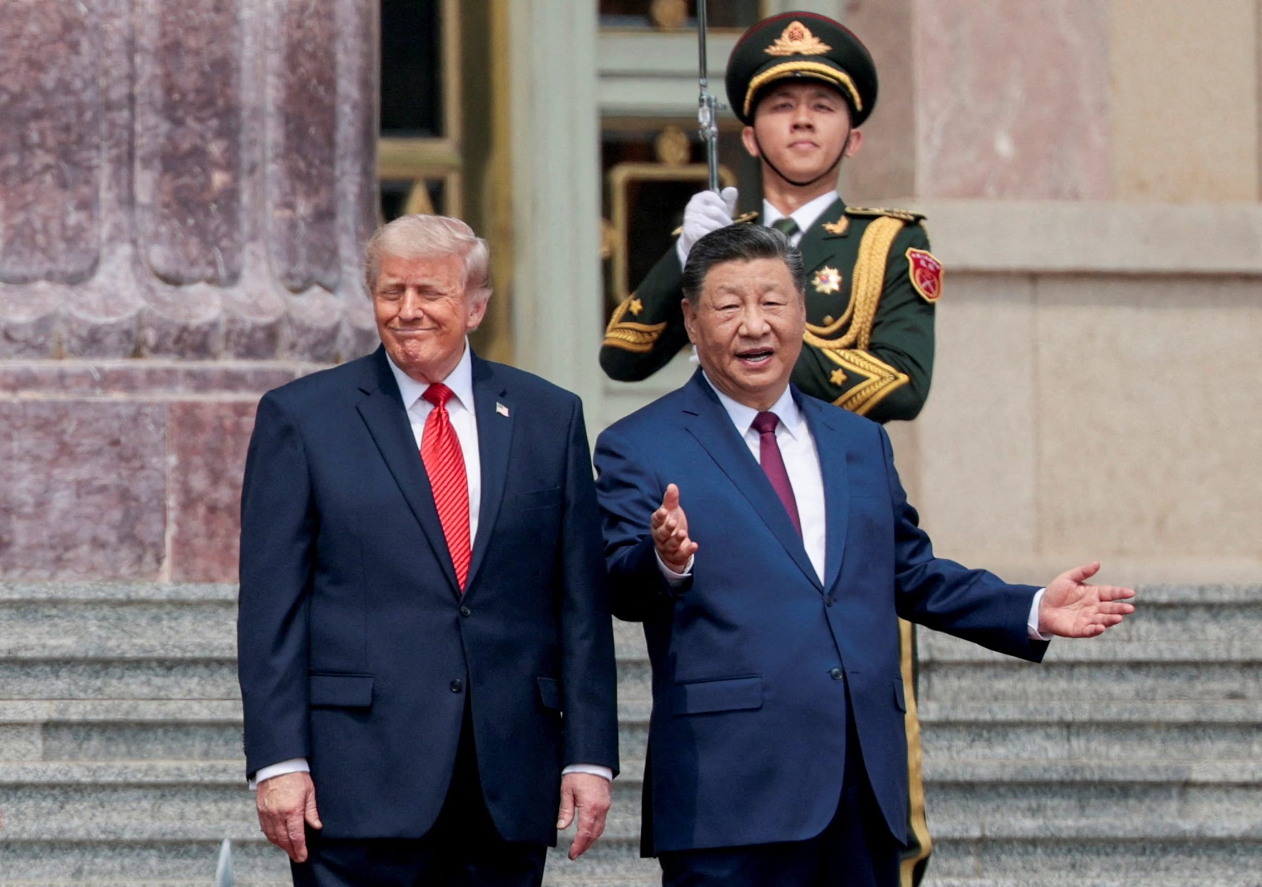 El presidente de Estados Unidos, Donald Trump, participa en una ceremonia de bienvenida con el líder chino, Xi Jinping, en el Gran Salón del Pueblo en Pekín, China. 14 de mayo de 2026 (REUTERS/Evan Vucci)
