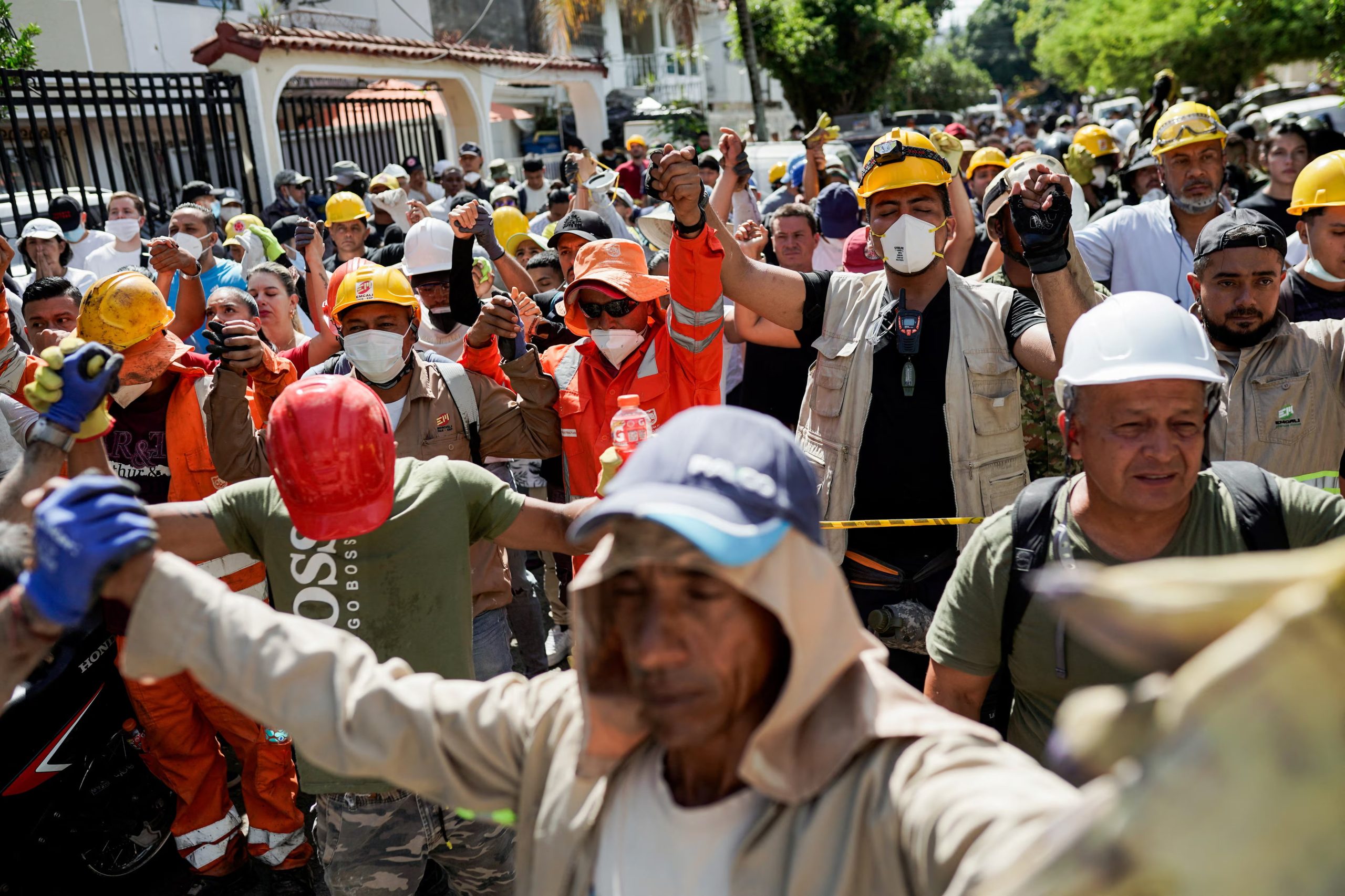 Autoridades y equipos de rescate trabajan en las zonas afectadas de Manizales tras el terremoto que sacudió al occidente de Colombia - crédito Sergio Acero/Reuters