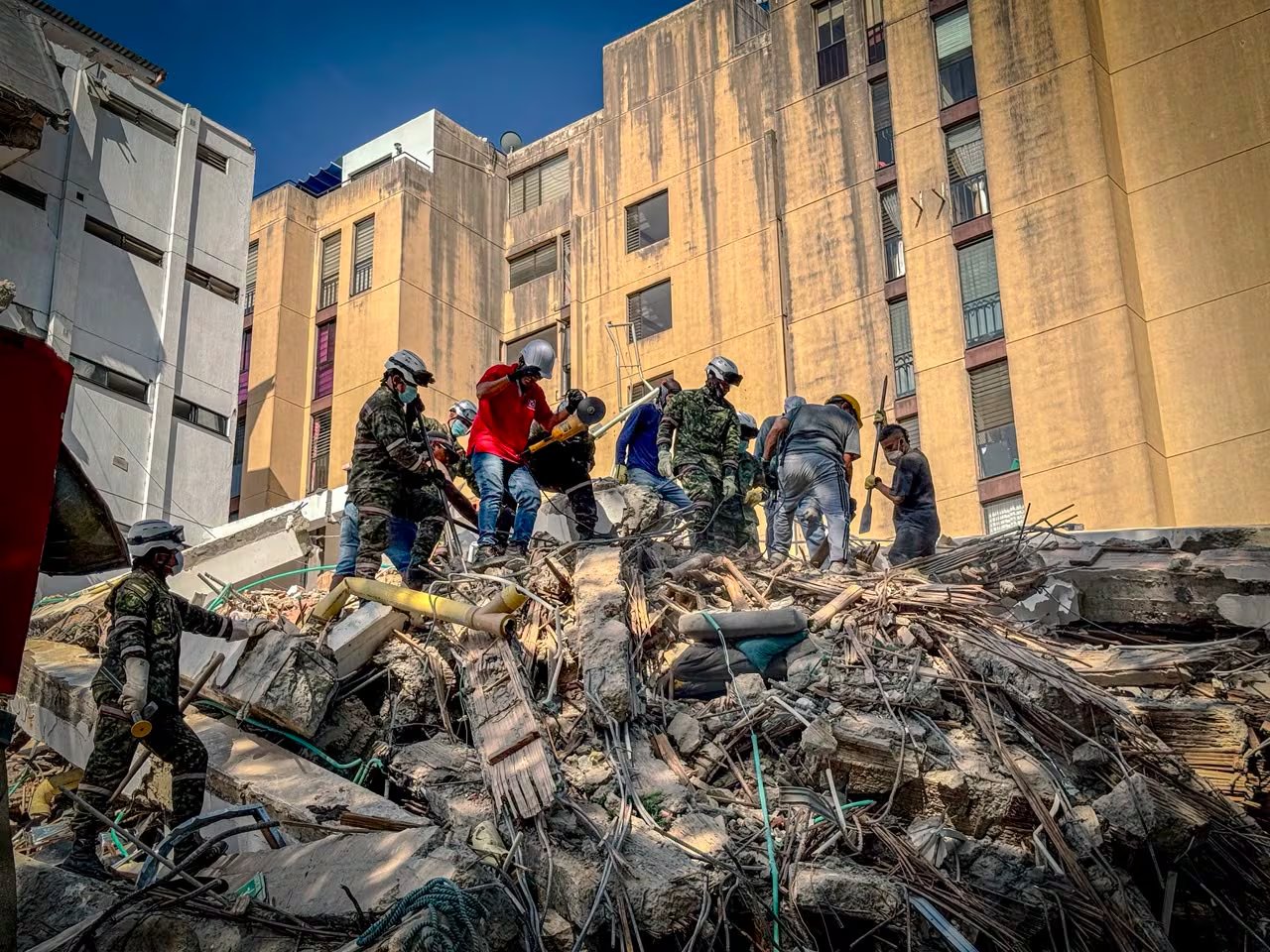 El terremoto de magnitud 7,4 del pasado lunes causó la muerte de casi 300 personas y destruyó miles de edificios. Al menos 140 personas siguen desaparecidas, según informaron las autoridades