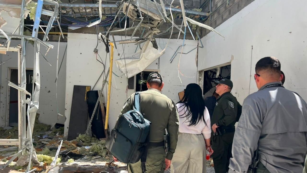 La explosión del carro bomba causó graves daños en el comando de la Policía, viviendas, locales comerciales, vehículos e infraestructura vial ubicada en los alrededores del lugar del atentado - crédito Angélica Verbel/X