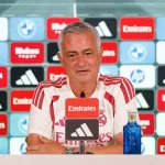 Mourinho desata risas ante la prensa: «Vamos a ver quién de vosotros tiene mejores contactos»