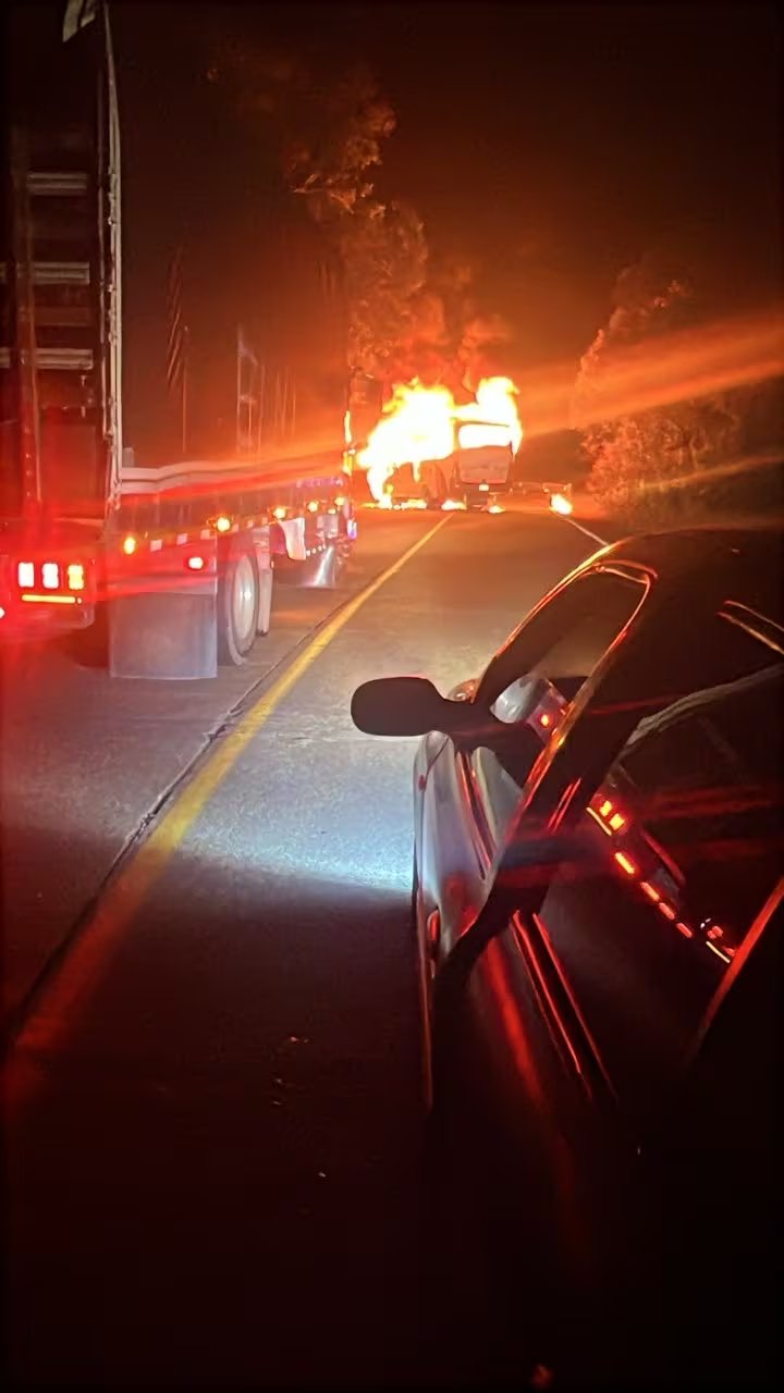 Hombres armados interceptaron e incendiaron un bus de Sotransoda con 20 pasajeros en la ruta entre Medellín y Nariño - crédito Gobernador Antioquia