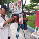 Abdón Calderón aún revela fotografías en blanco y negro con su antigua cámara de cajón en la plaza del Centenario: ‘Soy el único que ha quedado’