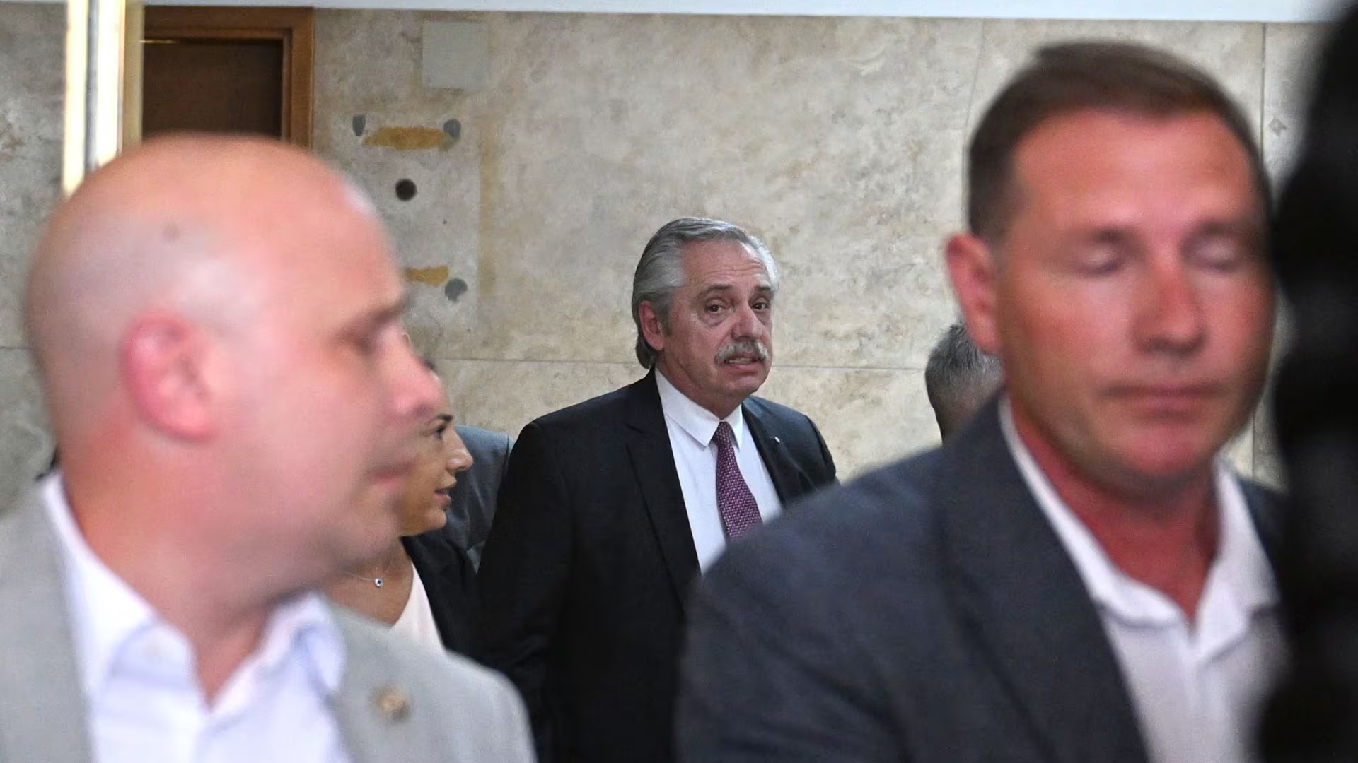 Alberto Fernández en los tribunales federales de la avenida Comodoro Py 2002. (Foto: Maximiliano Luna)