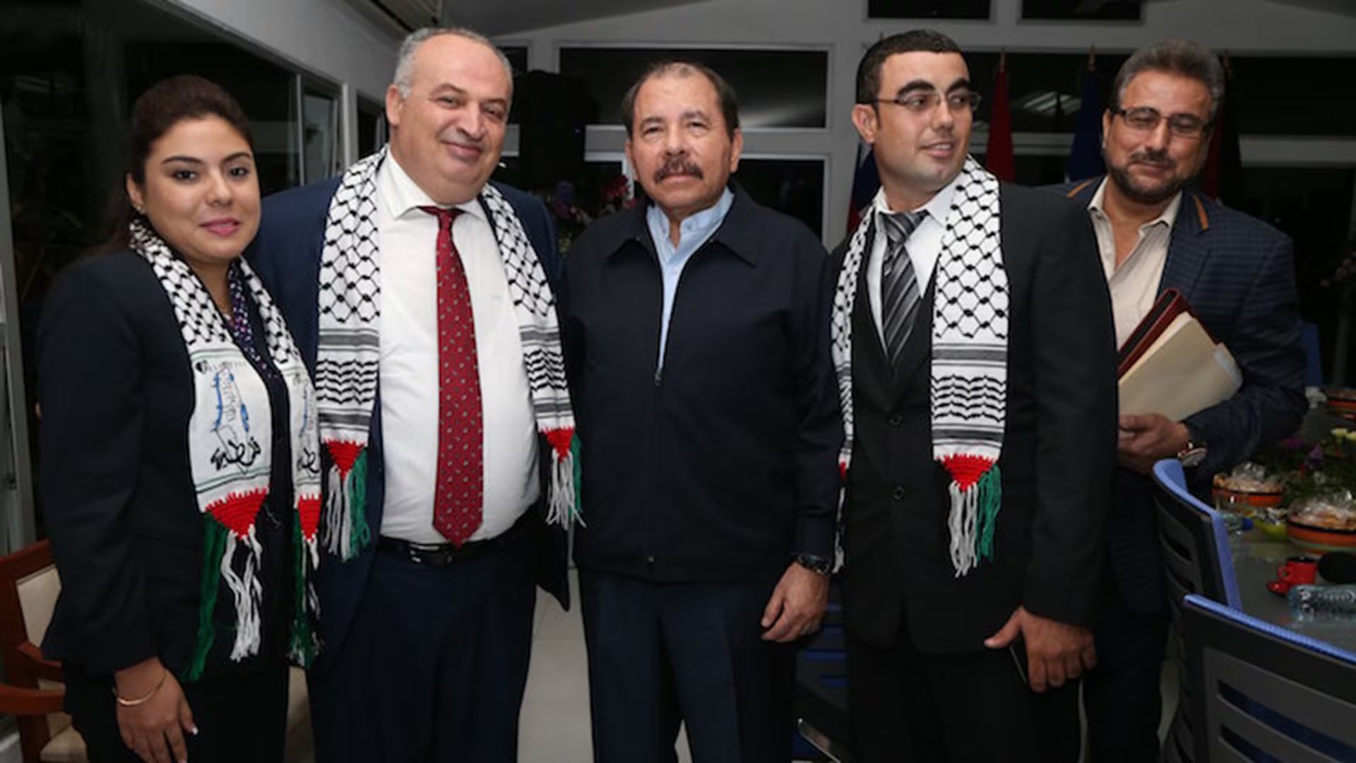 Daniel Ortega junto al entonces embajador de Palestina en Managua, Muhammad Amrro, y otros funcionarios diplomáticos, en 2015. Foto de archivo
