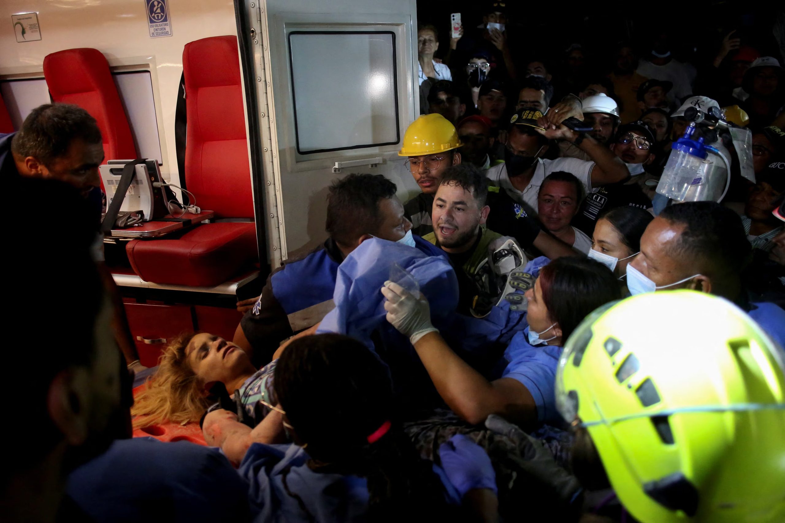 Según explicó su padre, Julio César Largo, la joven fue ingresada en la UCI después de que el personal médico aplicó maniobras de reanimación durante aproximadamente 20 minutos para estabilizarla - crédito Juan David Duque/REUTERS