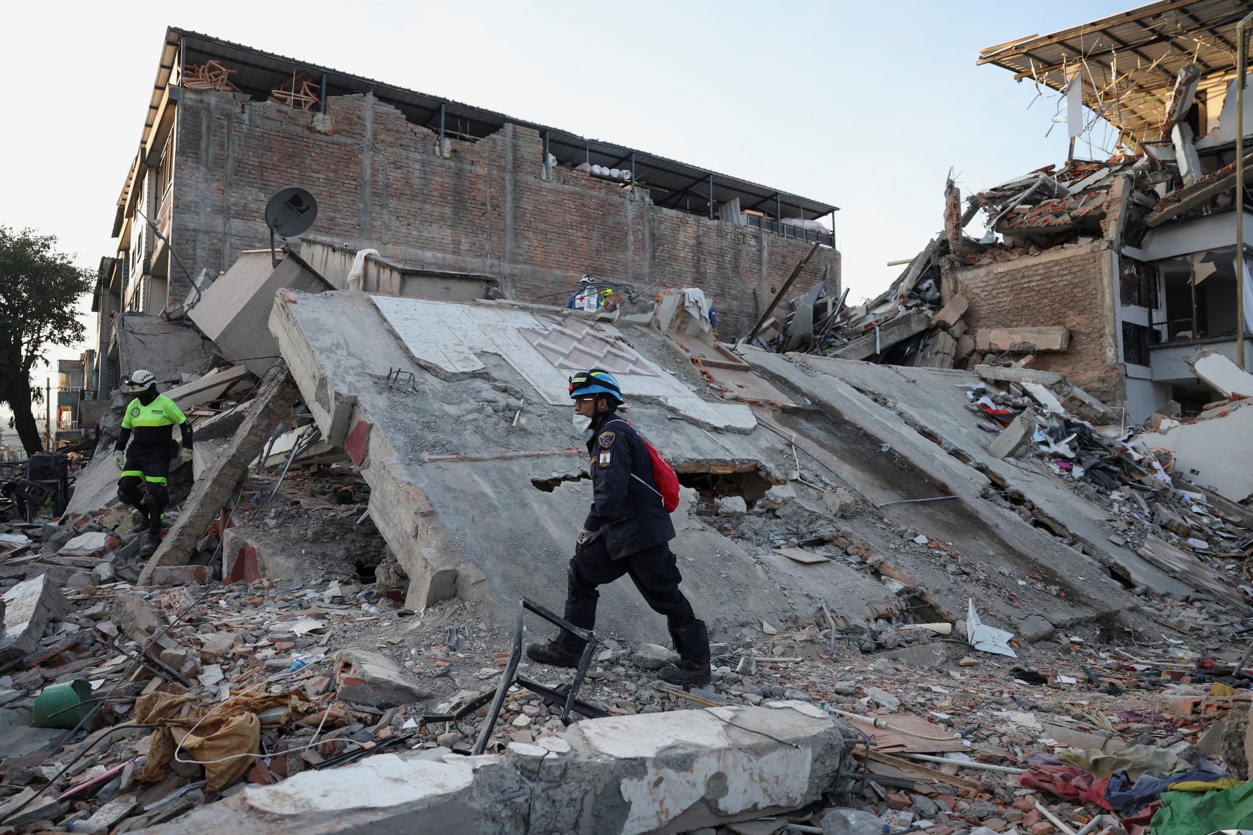Equipos de emergencia trabajan entre los escombros de las edificaciones afectadas por el terremoto que sacudió varias regiones de Colombia - crédito Reuters