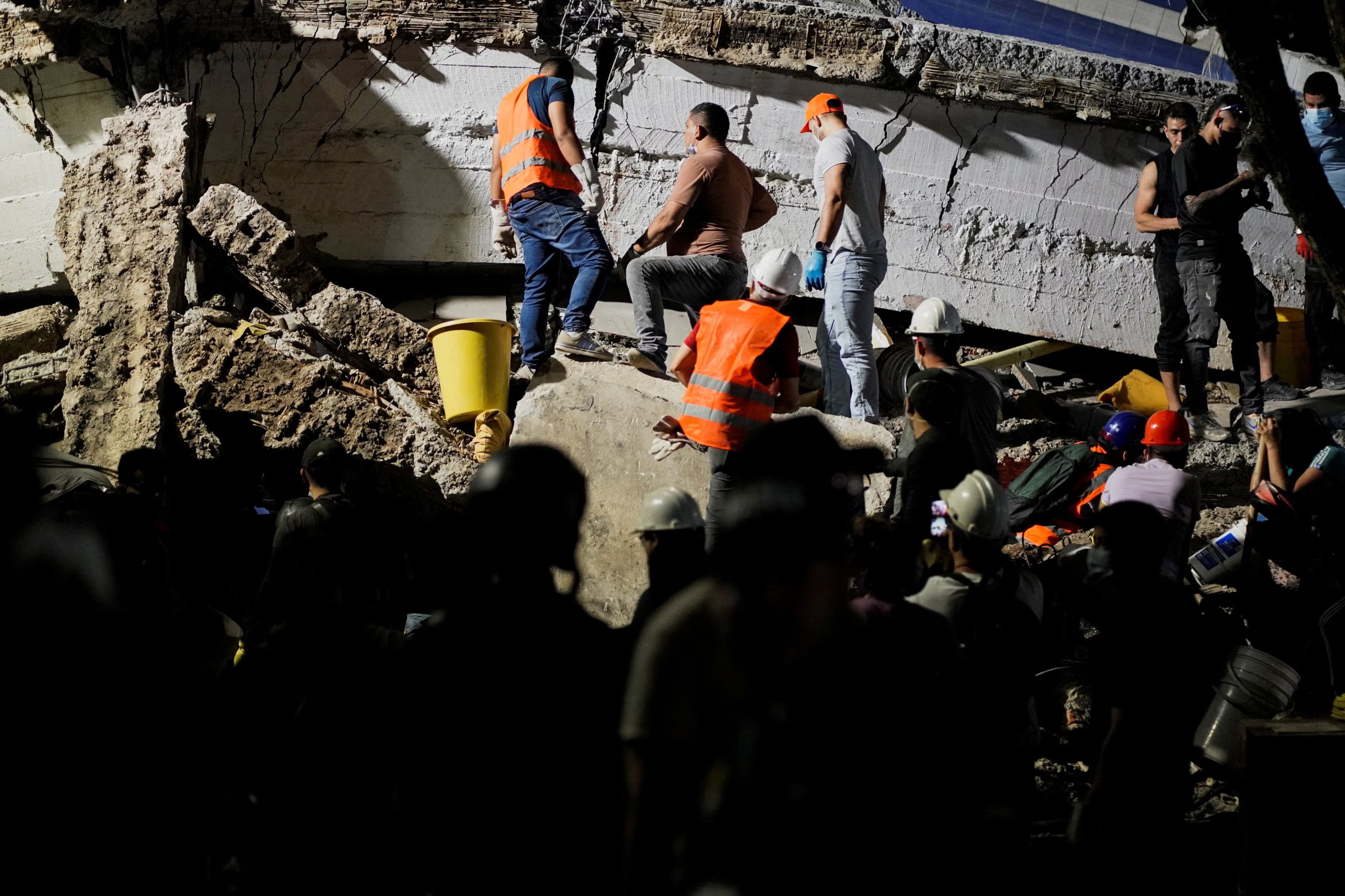 Cali fue una de las ciudades más golpeadas por el sismo, con edificios colapsados y numerosas personas afectadas por la emergencia - crédito Sergio Acero/Reuters
