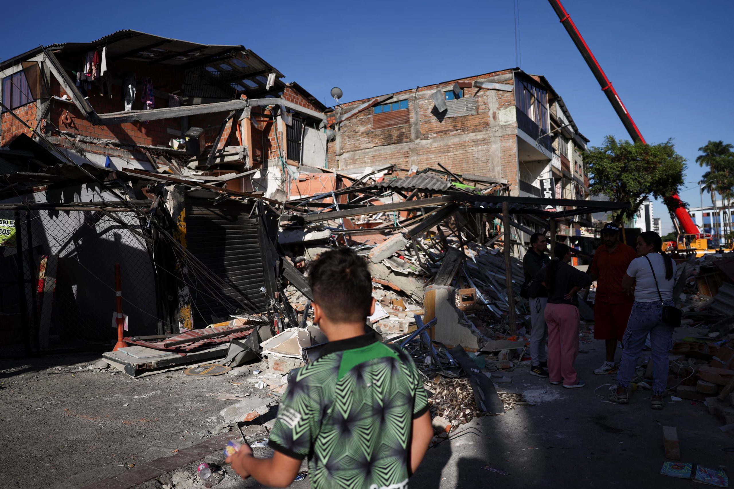 Rescatistas y voluntarios mantienen las labores de búsqueda en las zonas afectadas, mientras continúa la atención a las víctimas del terremoto - crédito Luisa Gonzalez/Reuters