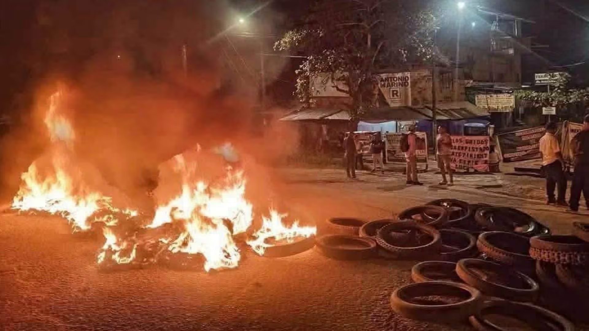 Manifestantes en Perú bloquean una vía pública con neumáticos en llamas como parte de una protesta política. (paro en Ucayali por aumento en el precio del combustible)